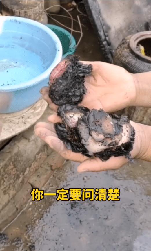阜陽民房起火，老人的‘防老錢’化成了一堆黑炭